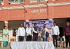 *उन्हाळी सुट्टीच्या प्रदीर्घ कालावधीनंतर नवीन शैक्षणिक वर्षाच्या सुरुवातीला चिमुकल्यांच्या किलबिलाटाने शाळांचे आवार गजबजला आणि पुन्हा एकदा शाळा सुरू झाल्या. नवीन शाळेत पहिले पाऊल ठेवलेल्या चिमुकल्यांना या शाळेची गोडी निर्माण व्हावी यासाठी गुलाबपुष्प आणि पाठ्यपुस्तके देत मुलांचा शाळेचा पहिला दिवस अविस्मरणीय करण्यात आला*