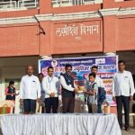 *उन्हाळी सुट्टीच्या प्रदीर्घ कालावधीनंतर नवीन शैक्षणिक वर्षाच्या सुरुवातीला चिमुकल्यांच्या किलबिलाटाने शाळांचे आवार गजबजला आणि पुन्हा एकदा शाळा सुरू झाल्या. नवीन शाळेत पहिले पाऊल ठेवलेल्या चिमुकल्यांना या शाळेची गोडी निर्माण व्हावी यासाठी गुलाबपुष्प आणि पाठ्यपुस्तके देत मुलांचा शाळेचा पहिला दिवस अविस्मरणीय करण्यात आला*