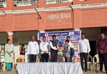 *उन्हाळी सुट्टीच्या प्रदीर्घ कालावधीनंतर नवीन शैक्षणिक वर्षाच्या सुरुवातीला चिमुकल्यांच्या किलबिलाटाने शाळांचे आवार गजबजला आणि पुन्हा एकदा शाळा सुरू झाल्या. नवीन शाळेत पहिले पाऊल ठेवलेल्या चिमुकल्यांना या शाळेची गोडी निर्माण व्हावी यासाठी गुलाबपुष्प आणि पाठ्यपुस्तके देत मुलांचा शाळेचा पहिला दिवस अविस्मरणीय करण्यात आला*