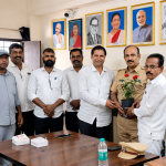 Dy.RTO सचिन विधाते साहेब यांच्या हस्ते समर्थ नायक साप्ताहिक पेपरचे अनावरण करताना व त्यांचा सत्कार करताना मान्यवर