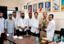 Dy.RTO सचिन विधाते साहेब यांच्या हस्ते समर्थ नायक साप्ताहिक पेपरचे अनावरण करताना व त्यांचा सत्कार करताना मान्यवर