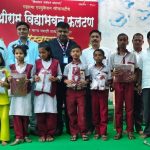 *भारतीय स्टेट बँक ऑफ इंडिया च्या 71 व्या वर्धापनदिनानिमित्त महात्मा एज्युकेशन सोसायटीच्या श्रीराम विद्याभवन प्राथमिक शाळेतील गरीब व गुणवंत विद्यार्थ्यांना गणवेश वाटप करण्यात आले.*