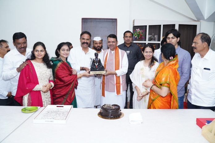 *महाराष्ट्राचे मुख्यमंत्री* *मा.ना. देवेंद्र फडणवीस यांच्या* *वाढदिवसानिमित्त विंचुर्णी* (*ता. *फलटण)* *येथील* *माजी खासदार      *रणजितसिंह नाईक निंबाळकर यांच्या फार्महाऊसवर साधेपणाने वाढदिवस साजरा करण्यात आला*.
