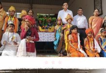 *फलटण एज्युकेशन सोसायटीचे मुधोजी प्राथमिक विद्यामंदिर येथे टाळ-मृदुंगांच्या गजरात आणि हरिनामाच्या जयघोषात विद्यार्थी दिंडी सोहळा रंगला व ज्ञानरचनावादी साहित्य मांडणी वर्गाचे उद्घाटन :**