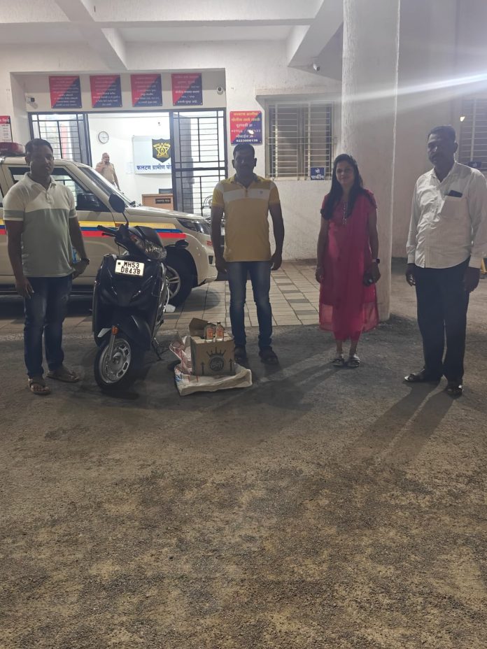 *फलटण ग्रामीण पोलिसांची अवैध देशी दारू वाहतुकीवर कारवाई; महिला ताब्यात, ₹९३,८४०/- रुपयांचा मुद्देमाल जप्त*