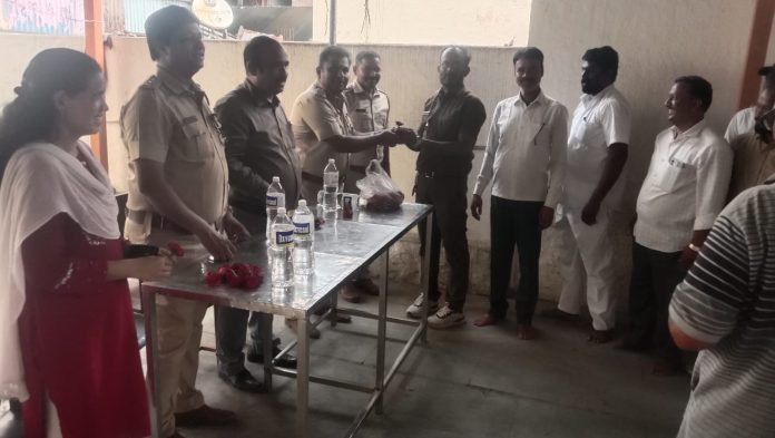 *फलटण मध्ये चालक – मालक दिन उत्साहात साजरा उपप्रादेशिक परिवहन अधिकारी श्री सचिन विधाते साहेब यांच्या हस्ते पुष्पगुच्छ देऊन सन्मान , वाहतूकीचे नियम पाळण्याचे आवाहन**