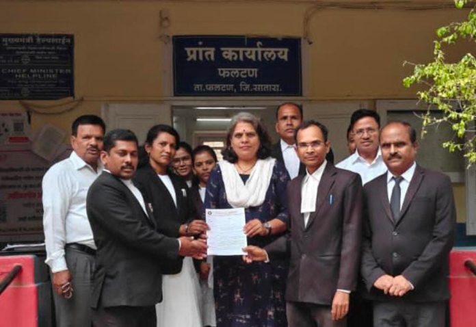 महसूल सुनावणीतील कार्यपद्धतीवर फलटण वकील संघाचा आक्षेप वकील व पक्षकारांना असौजन्यपूर्ण वागणूक मिळत असल्याचा आरोप; सुधारणा न झाल्यास कामकाजावर बहिष्काराचा इशारा.