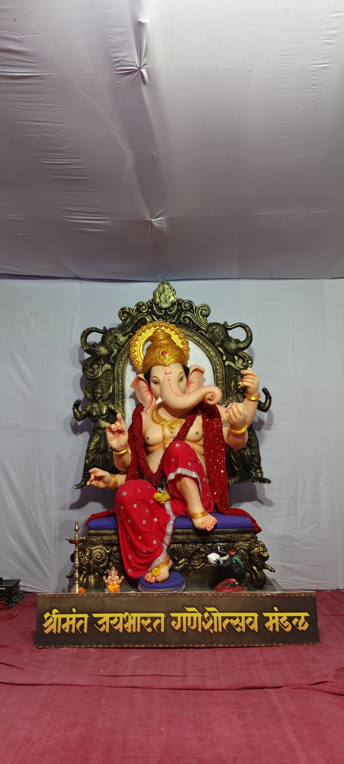 ‘ श्रीमंत’ने जपली परंपरा छान; आरतीचा महिलांना मान  श्रीमंत जय भारत गणेशोत्सव मंडळाने फलटणच्या गणेशोत्सव संस्कृतीत निर्माण केले वेगळे स्थान