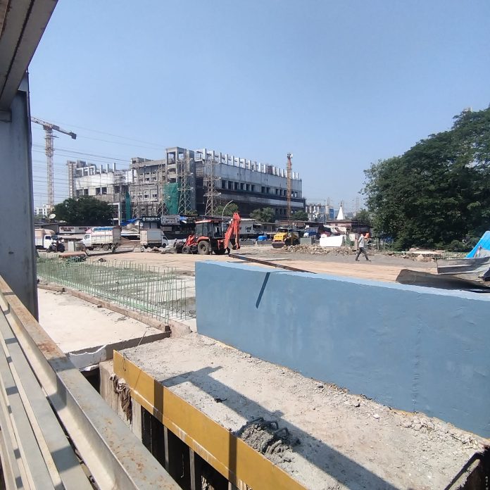 *गेल्या **३ वर्षांपासून सायन ब्रिजचे काम सुरू** *होते. मात्र, रेल्वे प्रशासनाकडून ब्रिज सुरू करण्याच्या तारखेमध्ये वारंवार बदल करण्यात येत होते. तसेच, ब्रिज कधी सुरू होणार याबाबत कोणतीही ठोस माहिती* *नागरिकांना दिली जात नव्हती*.