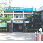 फलटण कृषी उत्पन्न बाजार समितीच्या मुख्य बाजारात मंगळवारी भरलेल्या लिलावात कांद्याच्या दरात जोरदार तेजी पाहायला मिळाली. बाजारात १५१४ पिशव्यांची म्हणजेच एकूण ७५७ क्विंटल कांद्याची आवक झाली असून, कांद्याला प्रतिक्विंटल कमाल ४८०० रुपये इतका चांगला भाव मिळाला आहे. कांदा बाजारात तेजीची