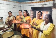 फलटण नगरपरिषदेच्या सफाई कामगार महिलांकडून माळजाई मंदिरात उत्साहात महाआरती आणि महाप्रसाद