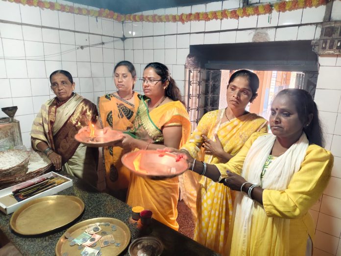फलटण नगरपरिषदेच्या सफाई कामगार महिलांकडून माळजाई मंदिरात उत्साहात महाआरती आणि महाप्रसाद