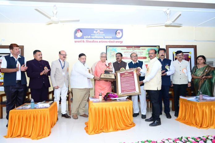 डॉ. आ. ह. साळुंखे यांना ‘राजर्षी छत्रपती शाहू इतिहास संशोधक व लेखक पुरस्कार’ प्रदान मा.श्रीमंत रघुनाथराजे नाईक निंबाळकर, ग. कौ. फलटण एज्युकेशन सोसायटी फलटण यांच्या हस्ते करण्यात आला.