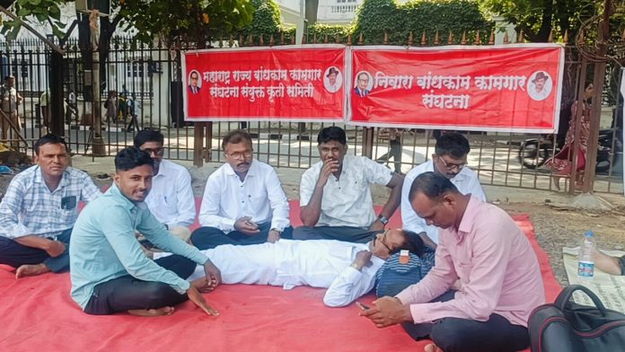 बांधकाम कामगारांच्या न्याय्य मागण्यांसाठी मुंबईतील आझाद मैदानावर बेमुदत उपोषण सुरू!  २१ ऑक्टोबर २०२६ : उपोषणाचा पहिला दिवस; कामगारांच्या प्रलंबित प्रश्नांवर तातडीने निर्णय घेण्याची मागणी