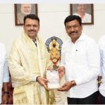 माढा लोकसभा मतदारसंघात निर्माण झालेल्या भीषण दुष्काळी परिस्थितीच्या पार्श्वभूमीवर या संकटावर तोडगा काढण्यासाठी माजी खासदार रणजितसिंह नाईक निंबाळकर यांनी मुंबई येथे मुख्यमंत्री देवेंद्र फडणवीस यांनी प्रत्यक्ष भेट घेतली. या भेटीदरम्यान त्यांनी दुष्काळी परिस्थितीची सविस्तर माहिती मुख्यमंत्र्यांसमोर मांडली.