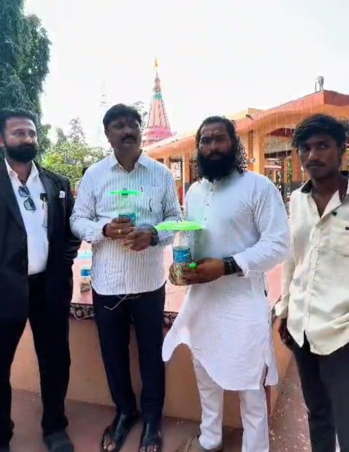 माळजाई मंदिर परिसरात पशुपक्ष्यांसाठी चारा-पाण्याची व्यवस्था; प्रमोद (अण्णा) निंबाळकर यांचा सामाजिक उपक्रमांना पाठिंबा!  दुष्काळसदृश परिस्थितीच्या पार्श्वभूमीवर मुक्या जीवांसाठी पुढाकार; लायन्स क्लबच्या माध्यमातून भविष्यात व्यापक सहकार्याचे आश्वासन